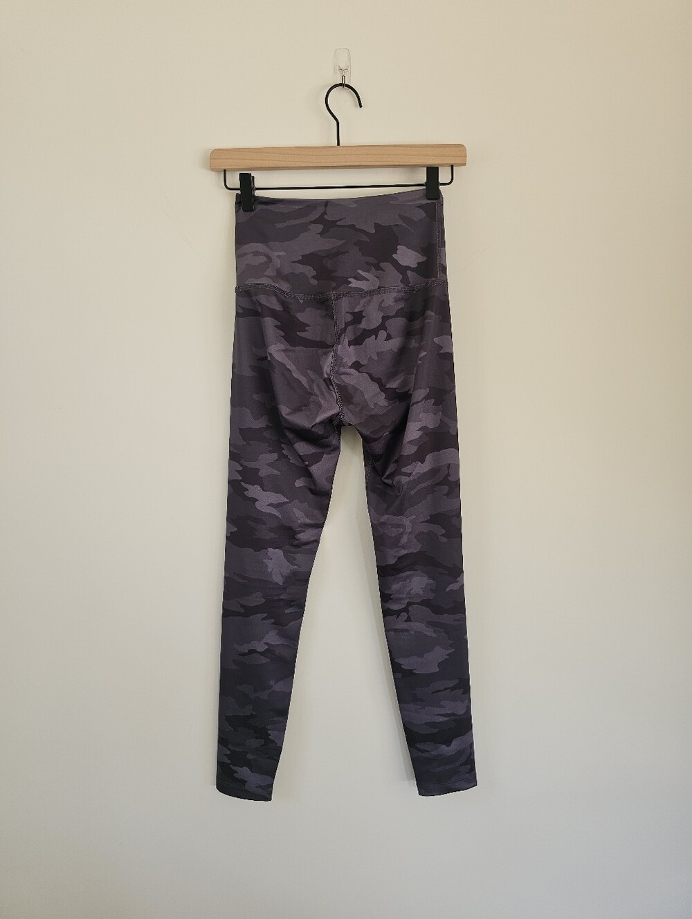 Beyond Yoga Grey Camouflage High-Waist Leggings - Picture 3 of 4